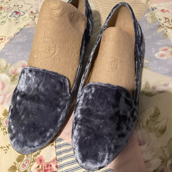 Report blue velvet loafers with 1 inch mirror heels. - Picture 1 of 6
